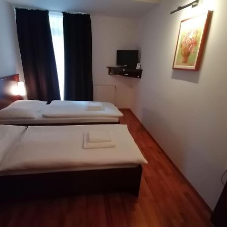 Hotel Arli Senica Eksteriør bilde