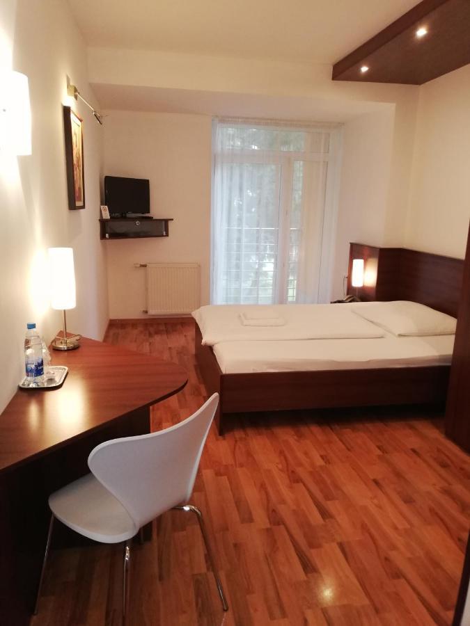 Hotel Arli Senica Eksteriør bilde