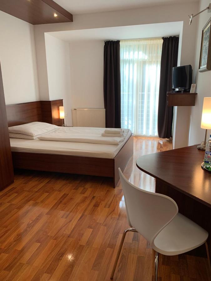 Hotel Arli Senica Eksteriør bilde