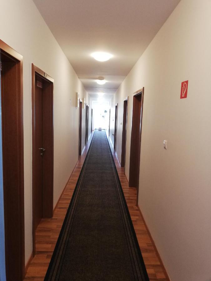 Hotel Arli Senica Eksteriør bilde